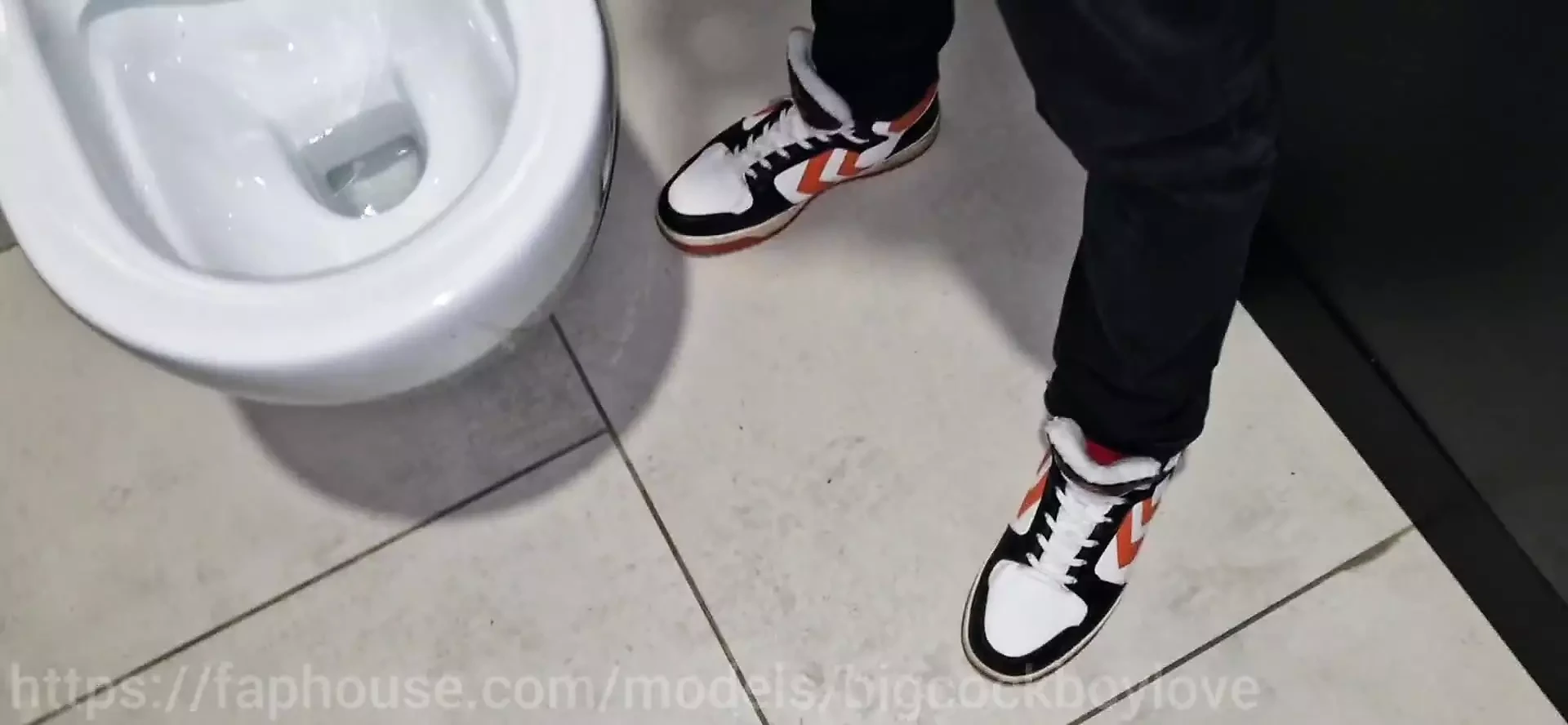 Handsome passerby in a shopping mall sucks a man’s huge cock toilette with cum!